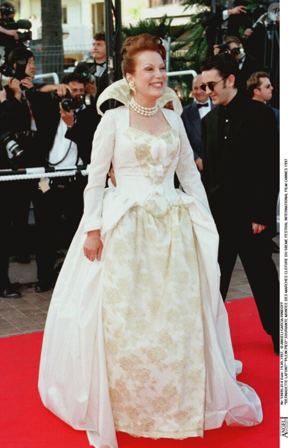 Bernadette Lafont sur le tapis rouge du Festival de Cannes 1997