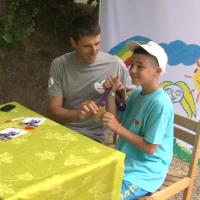 Tony Estanguet : Son éternel sourire et sa médaille d'or éblouissent les enfants