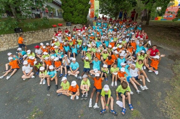 Tony Estanguet au milieu des nombreux enfants lors de sa visite au Village Kinder, le 23 juillet 2013