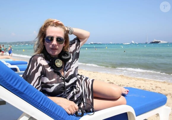 Exclusif - Marie-Amélie Seigner sur la plage de Saint-Tropez, le 25 juillet 2013. Marie-Amélie a donné un set musical dans l'après-midi sur la plage de l'Aqua club à Ramatuelle puis un concert en soirée à l'hôtel Ermitage à Saint-Tropez.