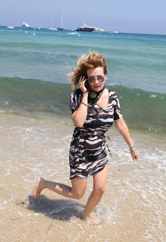 Exclusif - Marie-Amélie Seigner prend la pose sur la plage de Saint-Tropez, le 25 juillet 2013. Marie-Amélie a donné un set musical dans l'après-midi sur la plage de l'Aqua club à Ramatuelle puis un concert en soirée à l'hôtel Ermitage à Saint-Tropez.