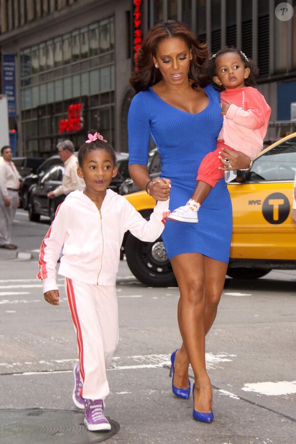 Mel B dans les rues de New York avec ses filles Angel et Madison et son mari Stephen Belafonte, après un passage sur le plateau de l'émission The Today Show, le 25 juillet 2013.