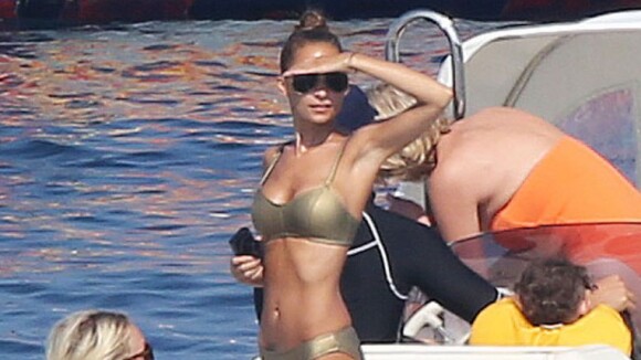 Nicole Richie à Saint-Tropez : James Bond Girl en bikini et maman poule