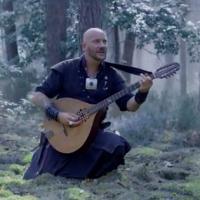 Luc Arbogast (The Voice 2) chante dans les bois pour le clip de Nausicaa