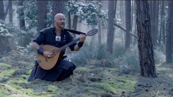 Luc Arbogast (The Voice 2) chante dans les bois pour le clip de Nausicaa