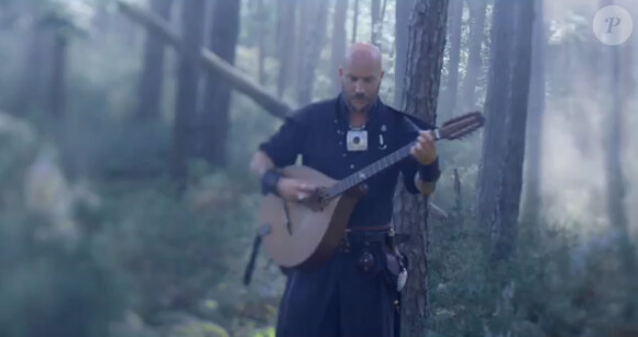 Luc Arbogast (The Voice) dans son clip Nausicaa.