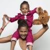 Ayo pose avec sa fille Billie-Eve pour l'opération SEKOOL de Princesse tam.tam