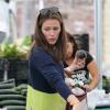 La ravissante Jennifer Garner - qui pourrait être enceinte selon les rumeurs -, et sa fille Violet font les courses au Farmers Market à Brentwood, le 28 juillet 2013