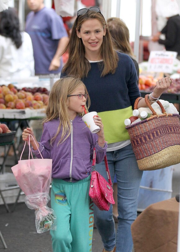 Jennifer Garner - qui pourrait être enceinte selon les rumeurs -, et sa fille Violet, toujours aussi complices, font les courses au Farmers Market à Brentwood, le 28 juillet 2013