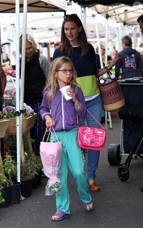Jennifer Garner - qui pourrait être enceinte selon les rumeurs -, et sa fille Violet, tout en couleurs, font les courses au Farmers Market à Brentwood, le 28 juillet 2013