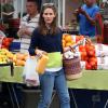 Jennifer Garner - qui pourrait être enceinte selon les rumeurs -, et sa fille Violet font les courses au Farmers Market à Brentwood, le 28 juillet 2013