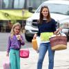 Jennifer Garner - qui pourrait être enceinte selon les rumeurs -, et sa fille Violet font les courses au Farmers Market à Brentwood, le 28 juillet 2013