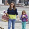 L'actrice Jennifer Garner et sa fille Violet font des courses au Farmers market à Brentwood, le 28 juillet 2013