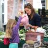 Jennifer Garner et sa fille Violet font des courses au Farmers market à Brentwood, le 28 juillet 2013