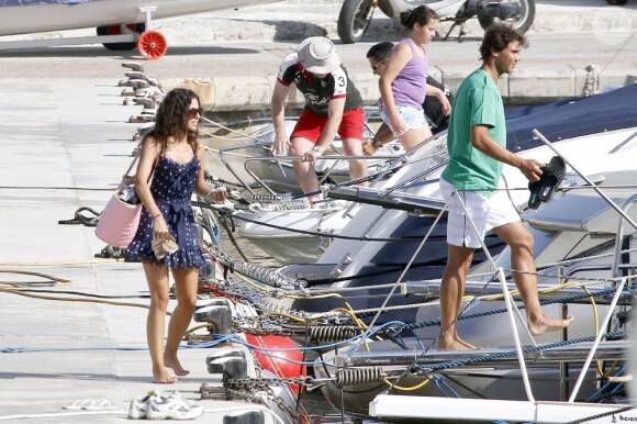Rafael Nadal et sa douce compagne Xisca Perello embarquent à Majorque le 27 juillet 2013