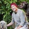 Sam Simon, le co-créateur des Simpson, avec ses chiens
