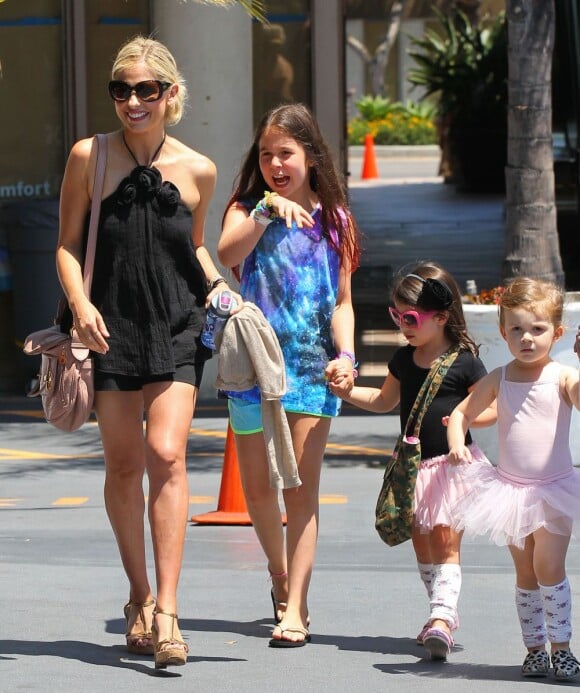 Sarah Michelle Gellar sort du cours de danse de sa fille Charlotte à Los Angeles, le 27 juillet 2013.