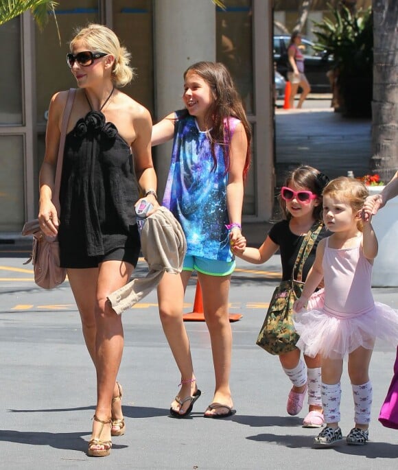 L'actrice Sarah Michelle Gellar sort du cours de danse de sa fille Charlotte à Los Angeles, le 27 juillet 2013.