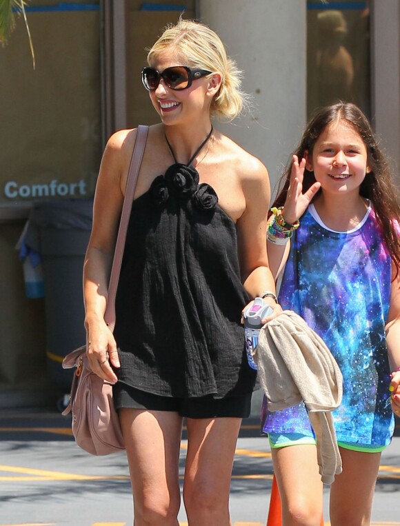 L'actrice Sarah Michelle Gellar va chercher sa fille Charlotte à Los Angeles, le 27 juillet 2013.