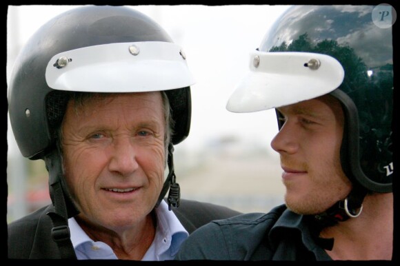 Frank Geney avec Yves Rénier à Paris sur le tournage du téléfilm Le monsieur d'en face, réalisé par Alain Robillard et diffusé sur TF1 en 2006.