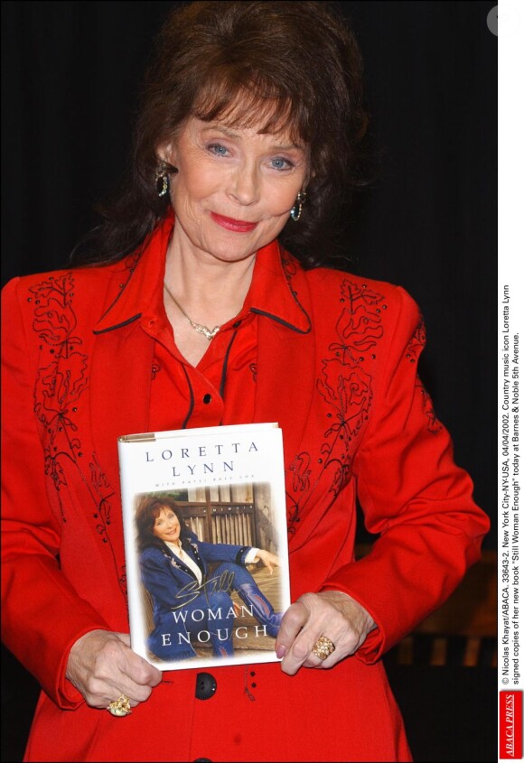 Loretta Lynn présente son livre intitulé Still Woman Enough, chez Barnes & Noble, à New York, le 5 avril 2002.