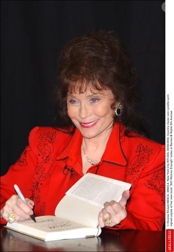La chanteuse Loretta Lynn présente son livre intitulé Still Woman Enough, chez Barnes & Noble, à New York, le 5 avril 2002.