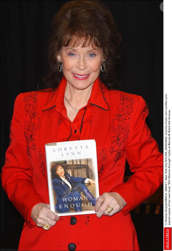 La star country Loretta Lynn présente son livre intitulé Still Woman Enough, chez Barnes & Noble, à New York, le 5 avril 2002.