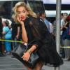 Rita Ora en plein shooting pour la campagne Resort 2014 de DKNY à Times Square. New York, le 30 juillet 2013.