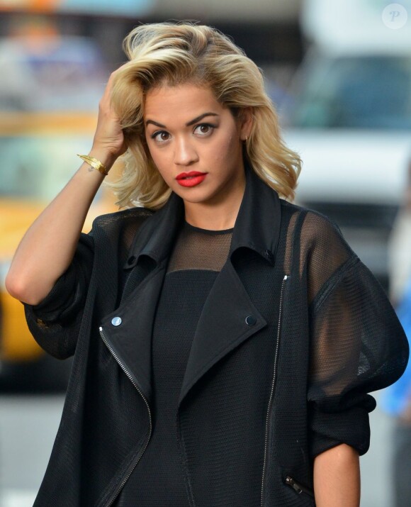 Rita Ora en plein shooting pour la campagne Resort 2014 de DKNY à Times Square. New York, le 30 juillet 2013.