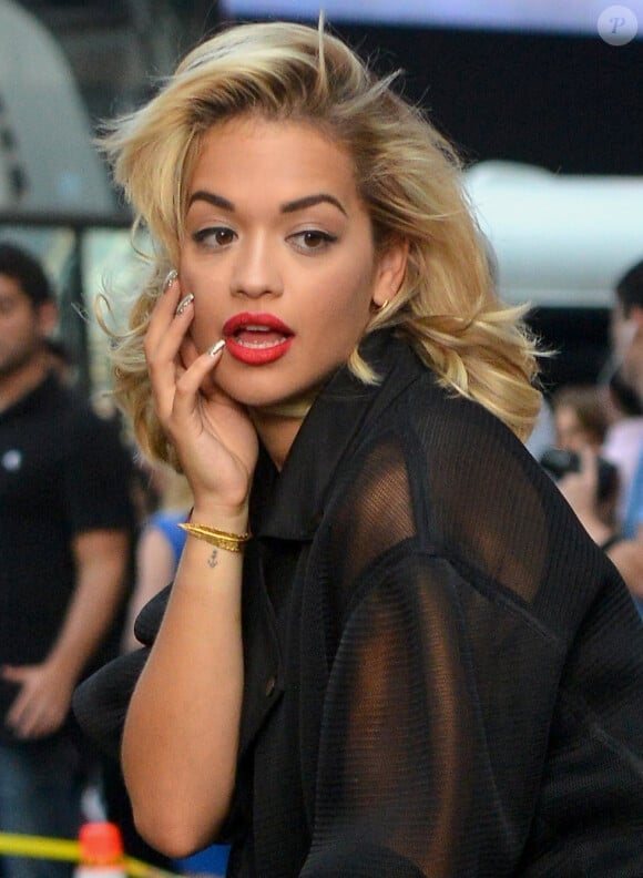 Rita Ora en pleine séance photo pour la campagne Resort 2014 de DKNY à Times Square. New York, le 30 juillet 2013.