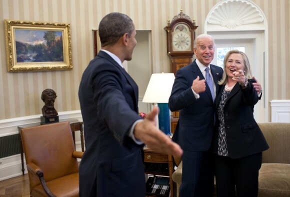 Barack Obama, Joe Biden et Hillary Clinton dans le bureau ovale de la Maison Blanche, à Washington, le 30 décembre 2012.