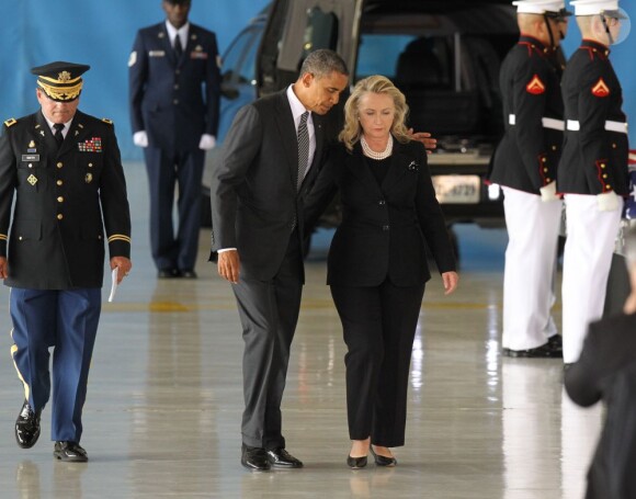 Barack Obama et Hillary Clinton lors d'une cérémonie d'hommage aux soldats morts en Lybie, le 14 septembre 2012 à Joint Base Andrews.