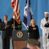 Barack Obama et Hillary Clinton lors d'une cérémonie d'hommage aux soldats morts en Lybie, le 14 septembre 2012 à Joint Base Andrews.