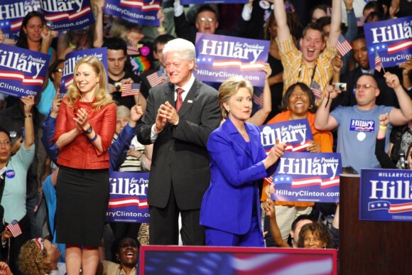 Chelsea Clinton, Bill Clinton et Hillary Clinton lors d'un meeeting pendant la primaire démocrate, le 3 juin 2008, à New York.