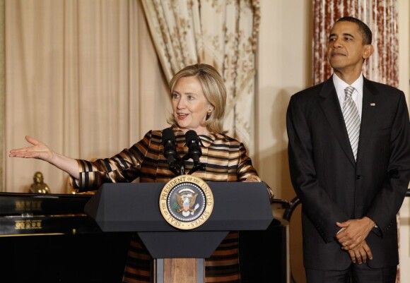 Hillary Clinton introduit Barack Obama auprès du corps diplomatique au secrétariat d'état de Washington, le 23 décembre 2010.