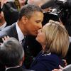 Barack Obama et Hillary Clinton s'embrassent avant une session au Congrès américain, à Washington le 25 janvier 2011.