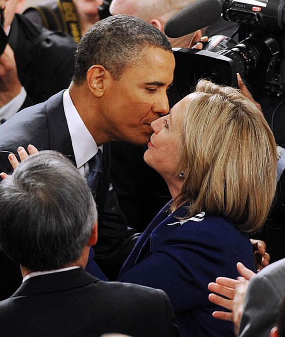 Barack Obama et Hillary Clinton s'embrassent avant une session au Congrès américain, à Washington le 25 janvier 2011.