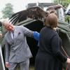 Le prince Charles s'est offert un tête à tête avec l'aigle Zephyr lors du 132e Sandringham Flower Show, le 31 juillet 2013.
