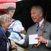Encore un cadeau pour Georgie ! Le prince Charles et Camilla Parker Bowles étaient en visite au 132e Sandringham Flower Show, le 31 juillet 2013, sur le domaine royal dans le Norfolk.