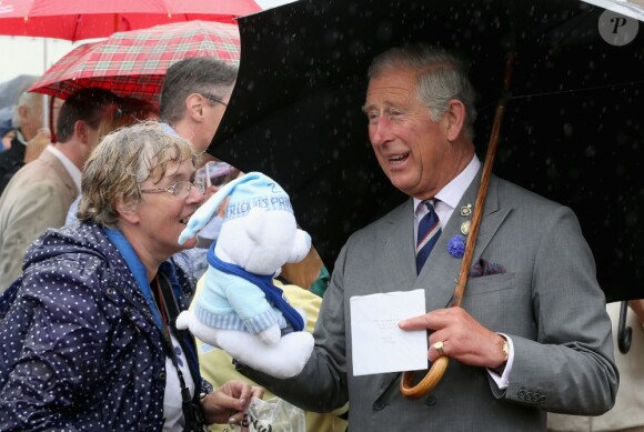 Encore un cadeau pour Georgie ! Le prince Charles et Camilla Parker Bowles étaient en visite au 132e Sandringham Flower Show, le 31 juillet 2013, sur le domaine royal dans le Norfolk.