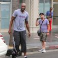 Lamar Odom pète un plomb devant les paparazzi après des rumeurs de tromperie. Le 10 juillet 2013 à Los Angeles.