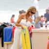 Denise Richards a déposé à la plage ses filles Lola et Sam, qui avaient un cours de surf, et les jumeaux de Brooke Mueller et Charlie Sheen, Bob et Max. Le 31 juillet 2013 à Malibu. L'ancien mannequin était habillé d'une robe bustier crème et portait des sandales à lanières.
