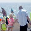 Denise Richards a déposé  à la plage ses filles Lola et Sam, qui avaient un cours de surf,  et les jumeaux de Brooke Mueller et Charlie Sheen, Bob et Max. Le 31 juillet 2013 à Los Angeles.