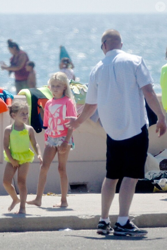 Denise Richards a déposé  à la plage ses filles Lola et Sam, qui avaient un cours de surf,  et les jumeaux de Brooke Mueller et Charlie Sheen, Bob et Max. Le 31 juillet 2013 à Los Angeles.