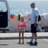 Denise Richards a déposé  à la plage ses filles Lola et Sam, qui avaient un cours de surf,  et les jumeaux de Brooke Mueller et Charlie Sheen, Bob et Max. Le 31 juillet 2013 à Malibu.