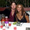 Robin Thicke et sa compagne Paula Patton à South Beach, le 12 août 2003.