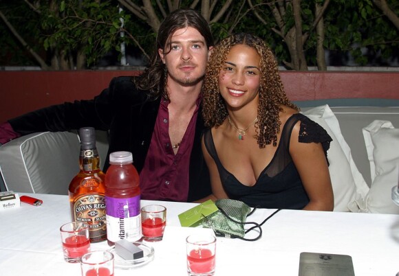 Robin Thicke et sa compagne Paula Patton à South Beach, le 12 août 2003.