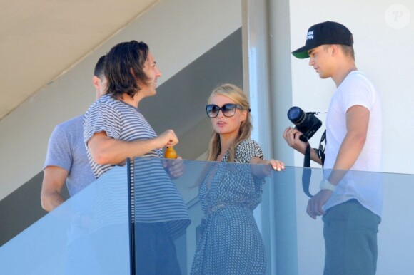 Paris Hilton et son petit-ami River Viiperi sur le balcon de leur hôtel à Ibiza, le 31 juillet 2013.