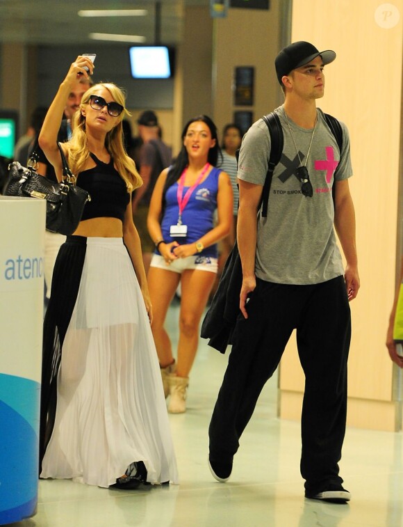 Paris Hilton arrive à Ibiza avec son compagnon, le 30 juillet 2013.