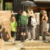 Gwen Stefani, son mari Gavin Rossdale et leurs deux enfants Kingston et Zuma (7 et 4 ans) se rendent au zoo de Londres, le 1er août 2013.